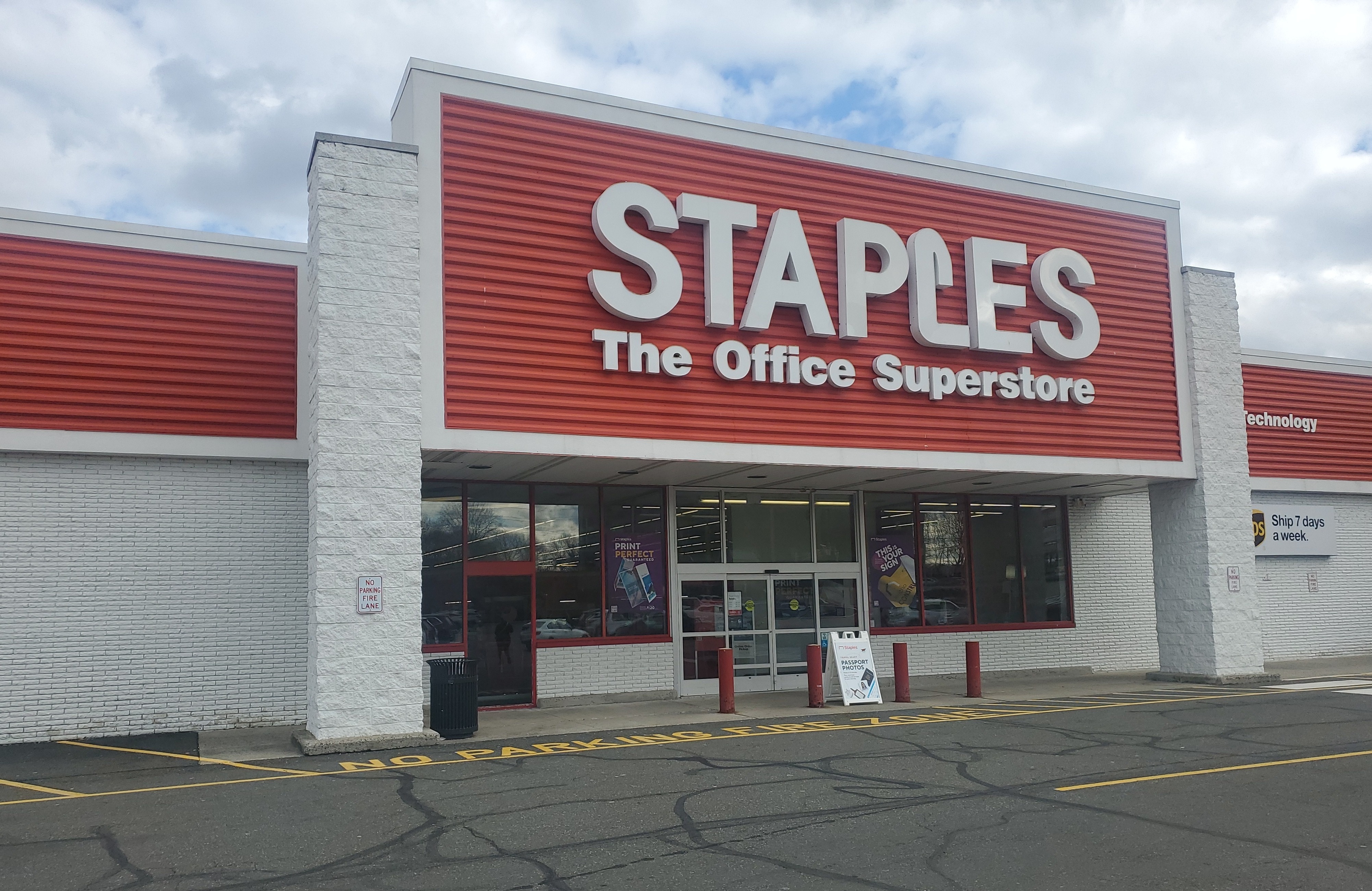 ®  Staples, The Office Superstore