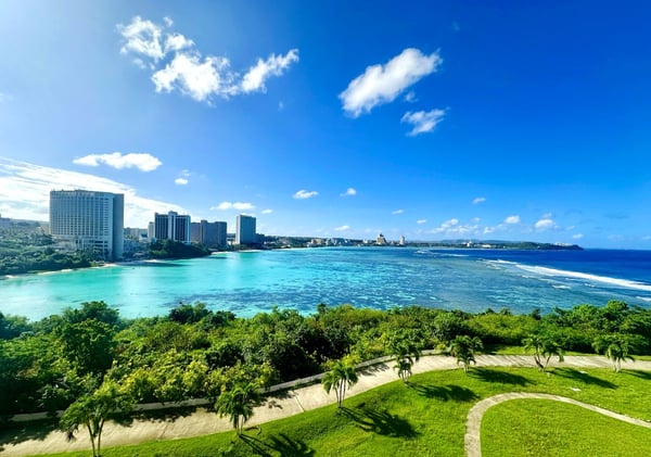 高台から見たグアムの海