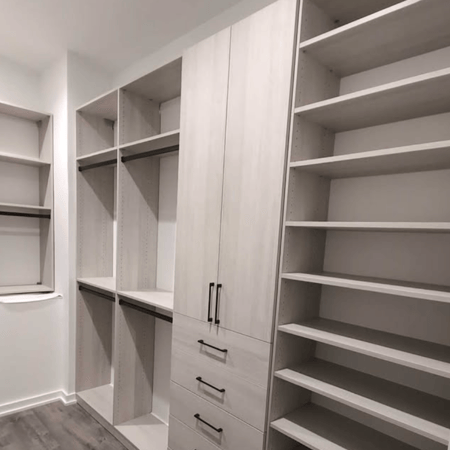 Walk-in closet with Grigio finish