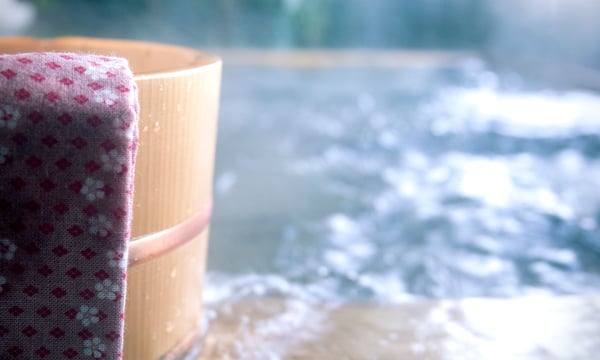 桶と手ぬぐいとお風呂のイメージ