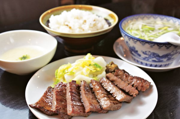 名物の仙台牛タン焼きは炭火などで香ばしく焼き上げるのも特徴のひとつ