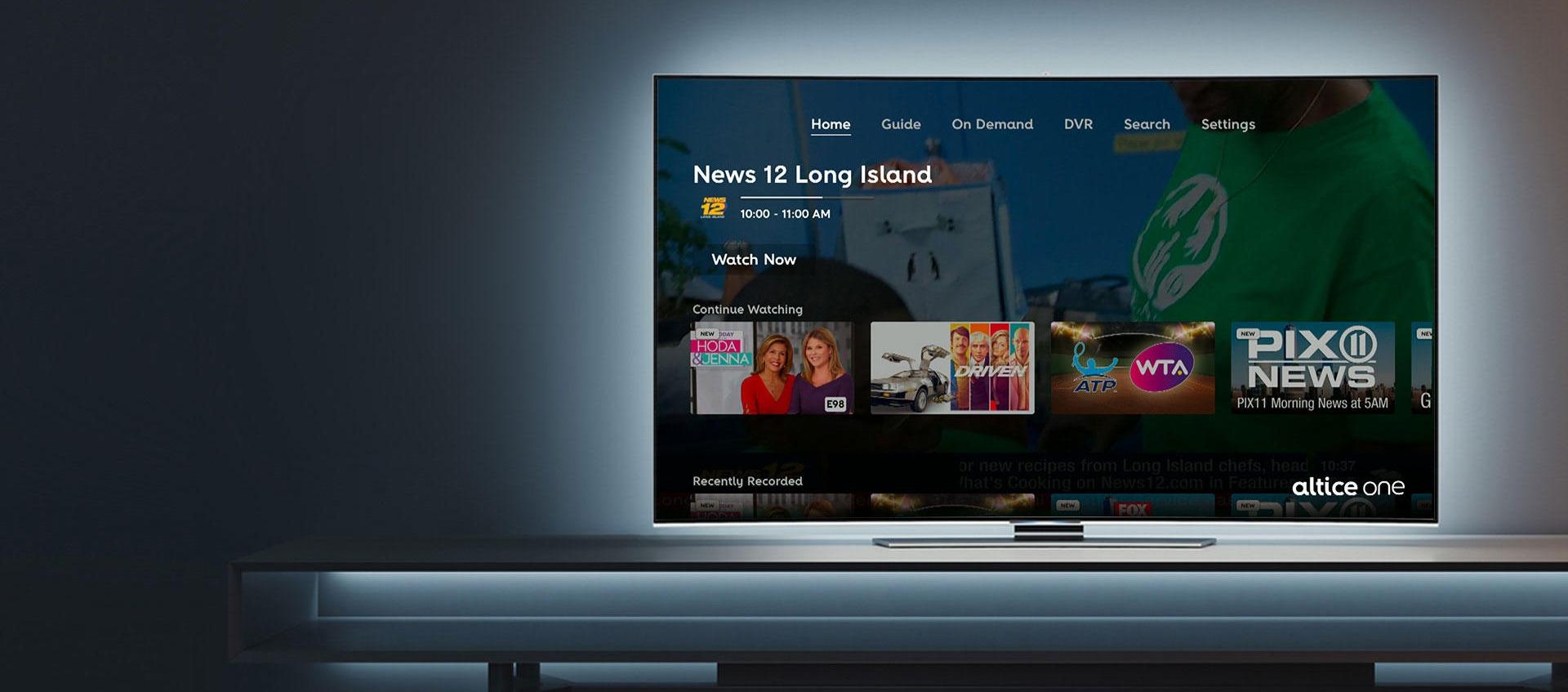 Foto de una pantalla conectada a Suddenlink TV en una sala, donde se muestran opciones para ver