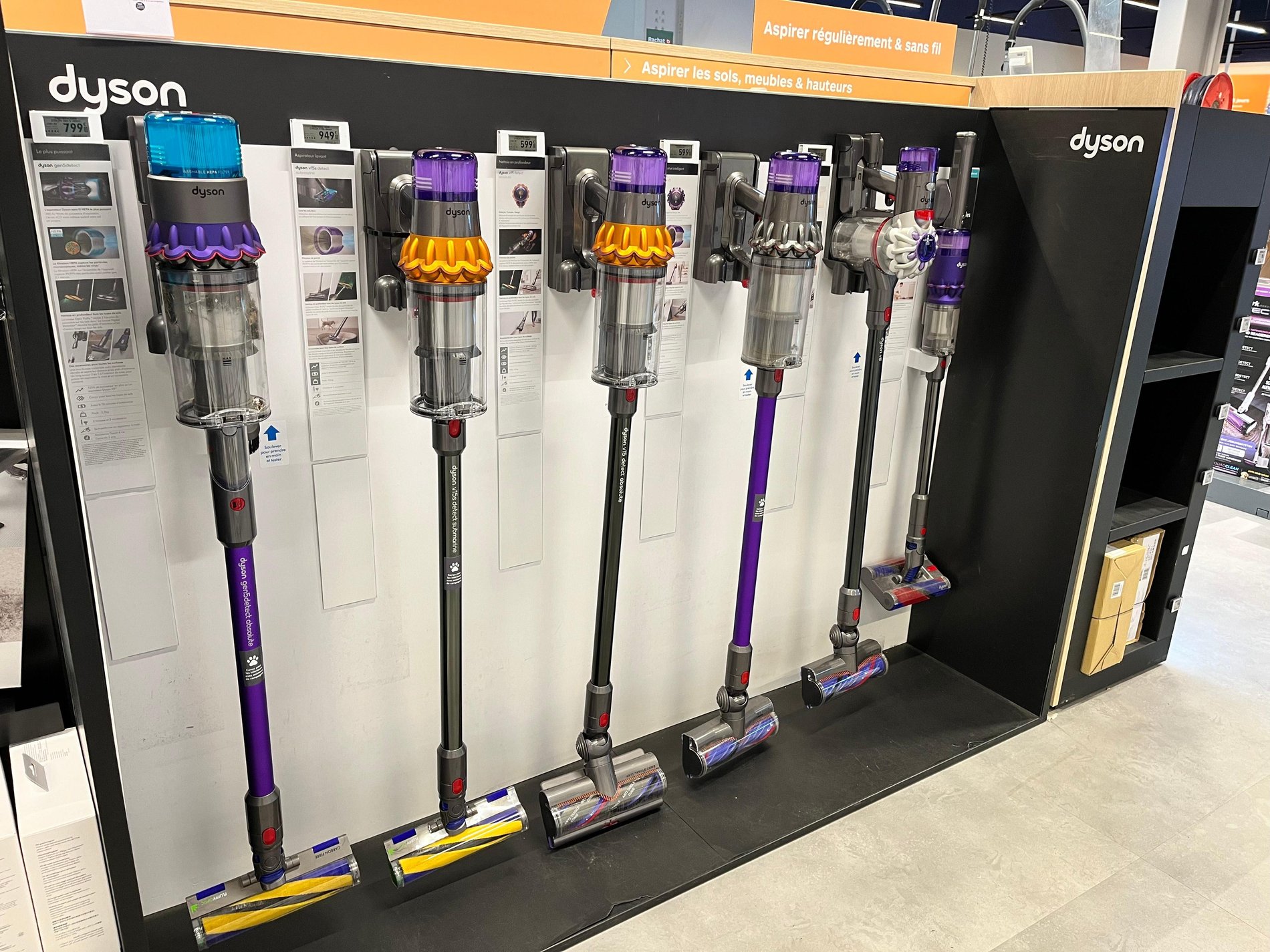 Aspirateurs balais Dyson V15 V11 et V8 absolute en exposition à Boulanger Limonest
