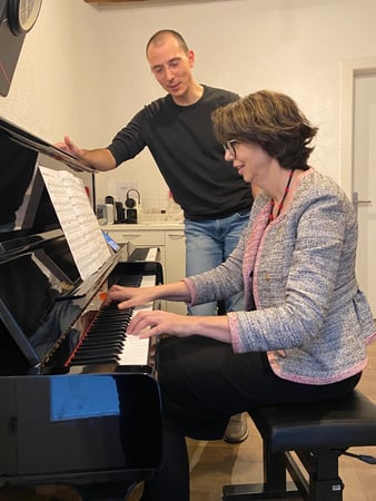 Dan Marginean, professeur de piano à l'école de musique ArtsCademia de Lutry, en action