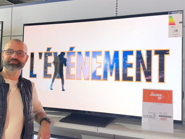 Collaborateur de boulanger Bagnols-sur-Cèze à côté d'une télévision.