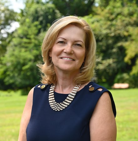 Photo of Lauren Saxton