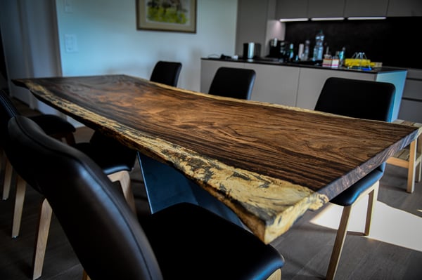 Designtisch von Leikwood aus einer Baumtischplatte