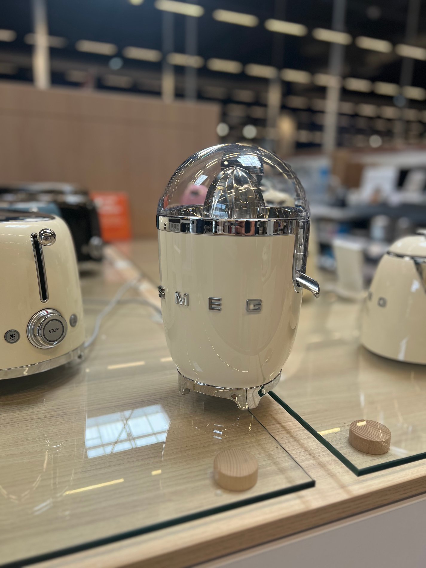 Presse-agrumes creme smeg dans votre magasin boulanger st quentin
