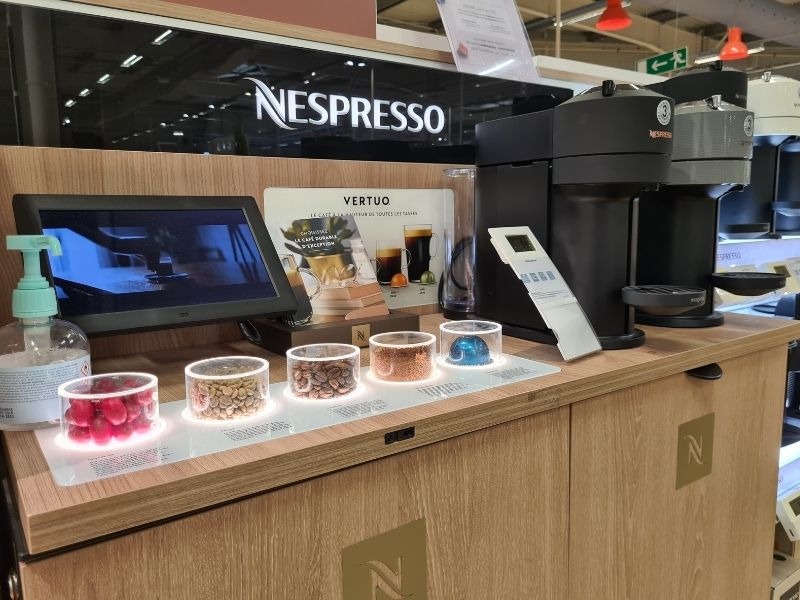 Retrouvez les capsules de café Vertuo au rayon Nespresso du magasin Boulanger Avignon Le Pontet. Ces capsules Vertuo offrent davantage de choix tels que, espresso, double espresso, gran lungo, mug et alto. Autre différence de taille, la compatibilité.