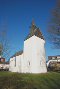 Die Matthäuskapelle in Hüblingen datiert in das späte 14. Jahrhundert. Als Marienkapelle von wenigen Hüblinger Bürgern erbaut, hat sie die Zeiten bis heute überdauert. Einen besonderen Schatz stellen die Wandgemälde im Chor dar, die wohl in der Mitte des 15. Jahrhunderts geschaffen wurden. In einer aufwendigen Restaurierung wurden diese in 2014 erneuert.