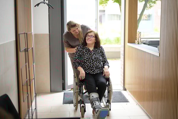 Eingang Zahnarztpraxis Dr. Mara Schönfeld Kloten