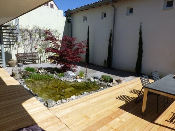 Holzsitzplatz mit Bioteich  von garbatec ag in Beringen