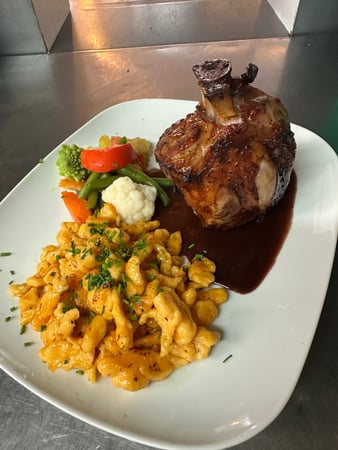 Schweinshaxe BBQ mit Spätzle