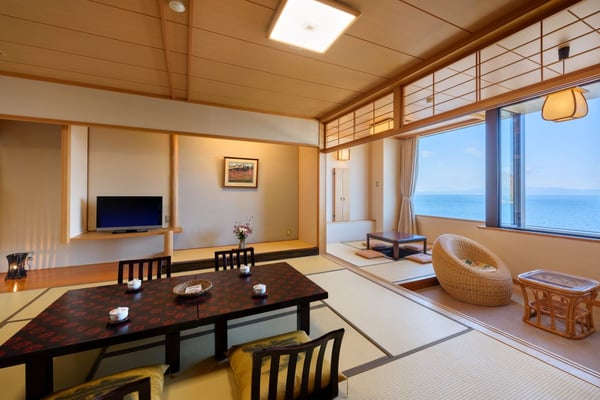 青い海を眺めて寛げる掘りごたつのある和室