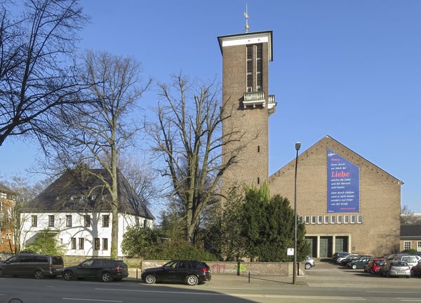 Das Kirchengebäude in einer Wohnstraße.