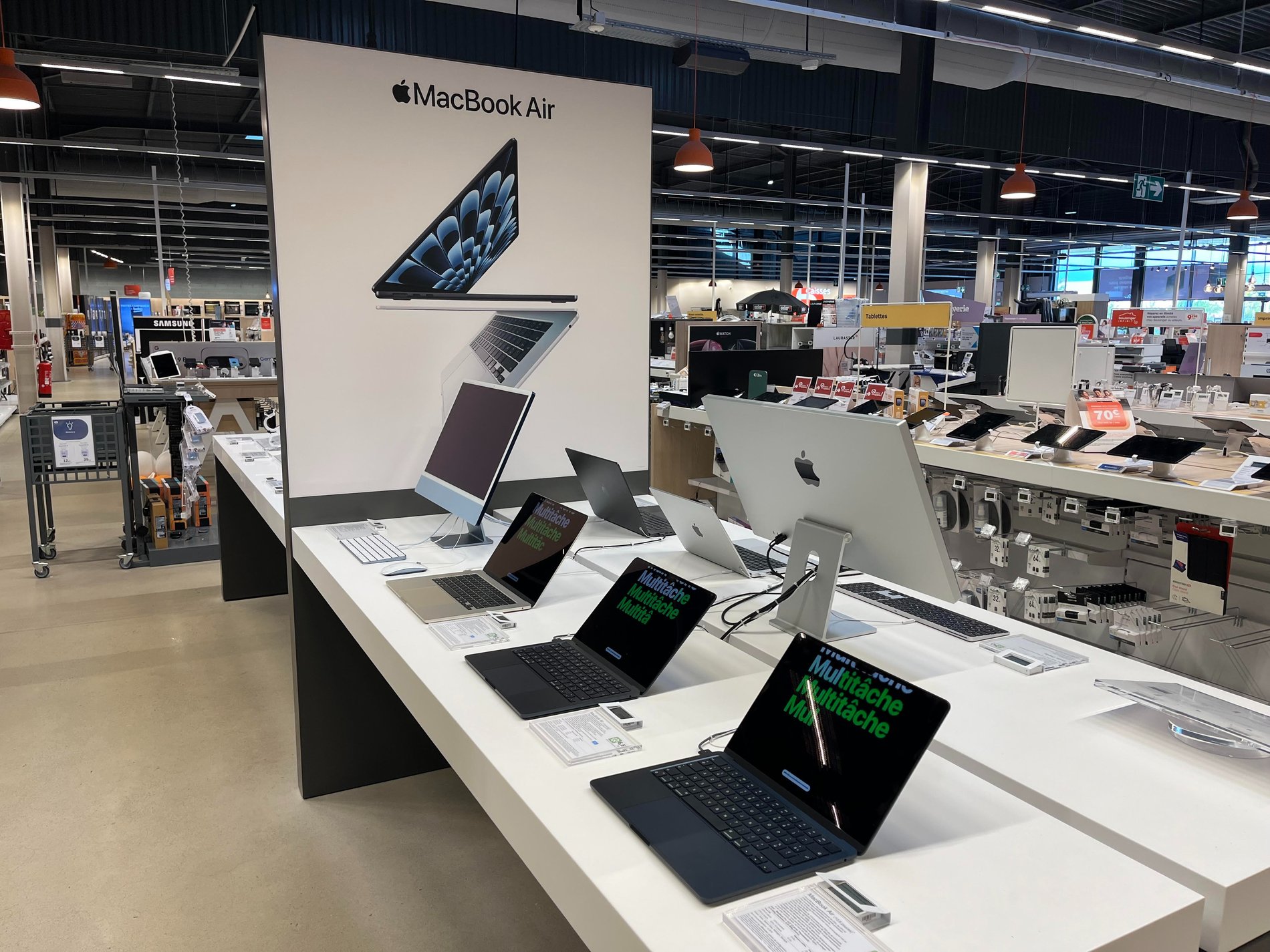 Découvrez des accessoires dans votre espace Apple, comme les Airpods, prise secteur, câble Lightning et d'autres accessoires dans votre magasin Boulanger Wittenheim Mulhouse