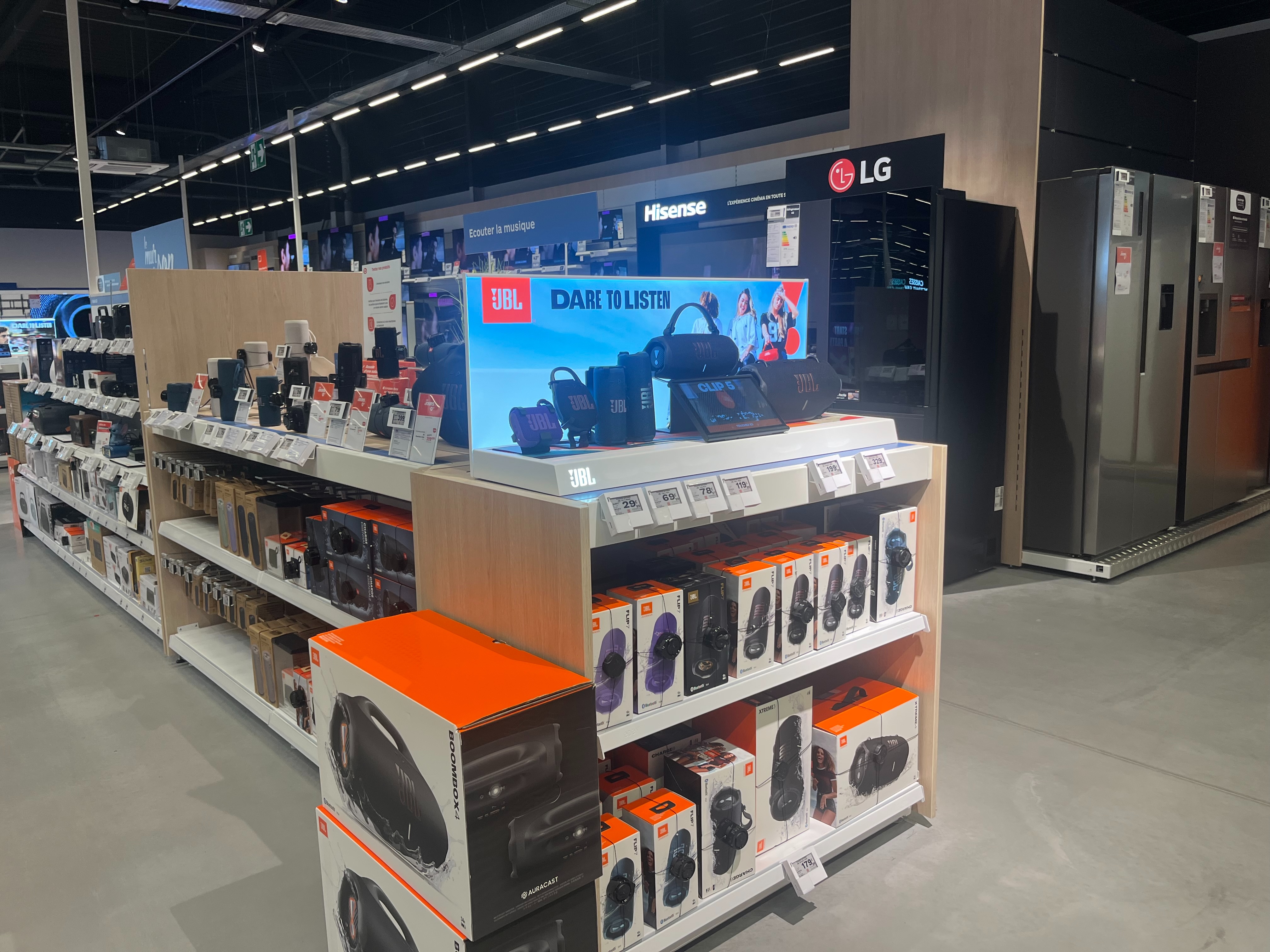 photo des enceintes JBL en magasin