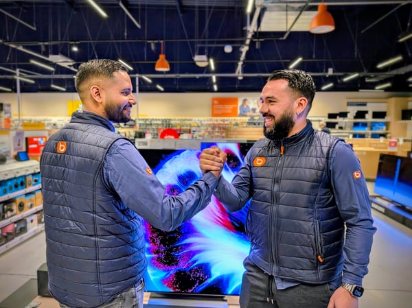 Alexandre & Thomas – Les responsables qui font vibrer le magasin Boulanger Persan Chambly ! Ils posent devant le téléviseur LG 77G5.