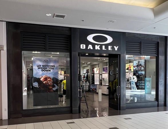 Oakley store hotsell roosevelt field mall