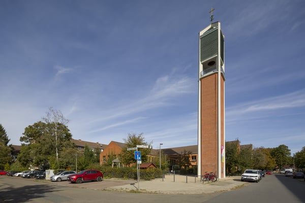 Kirchengebäude mit freistehendem Glockenturm.