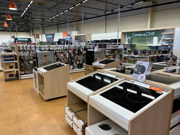 Rayon plaque et casserolerie au magasin Boulanger Osny