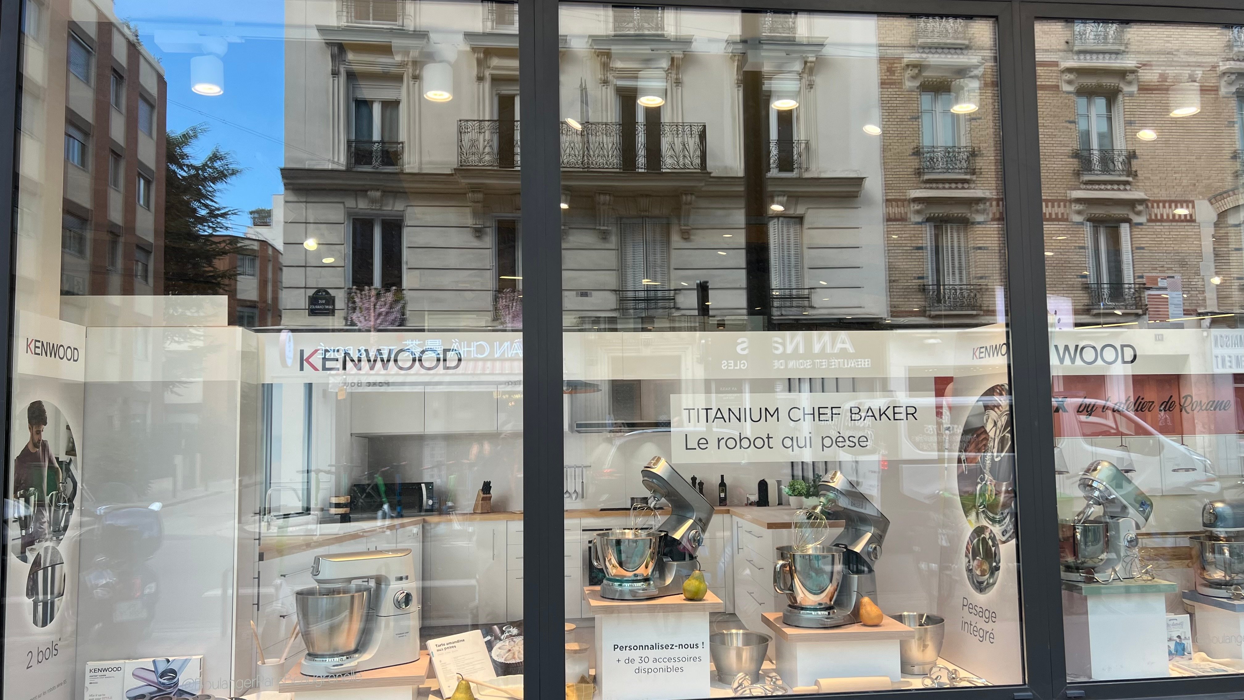Vitrine KENWOOD de robots patissier à Boulanger Paris Beaugrenelle