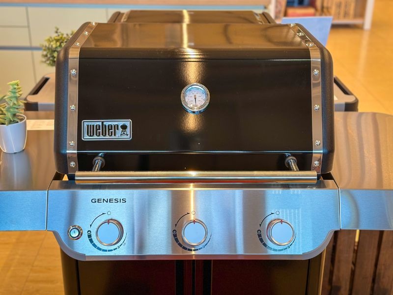 Découvrez la gamme de barbecue weber au magasin boulanger avignon le pontet. Le barbecue à gaz Weber Genesis E-315 se distingue par sa puissance de 11.4 kW et sa vaste surface de cuisson de 68 x 48 cm, idéale pour les réunions familiales ou entre amis.