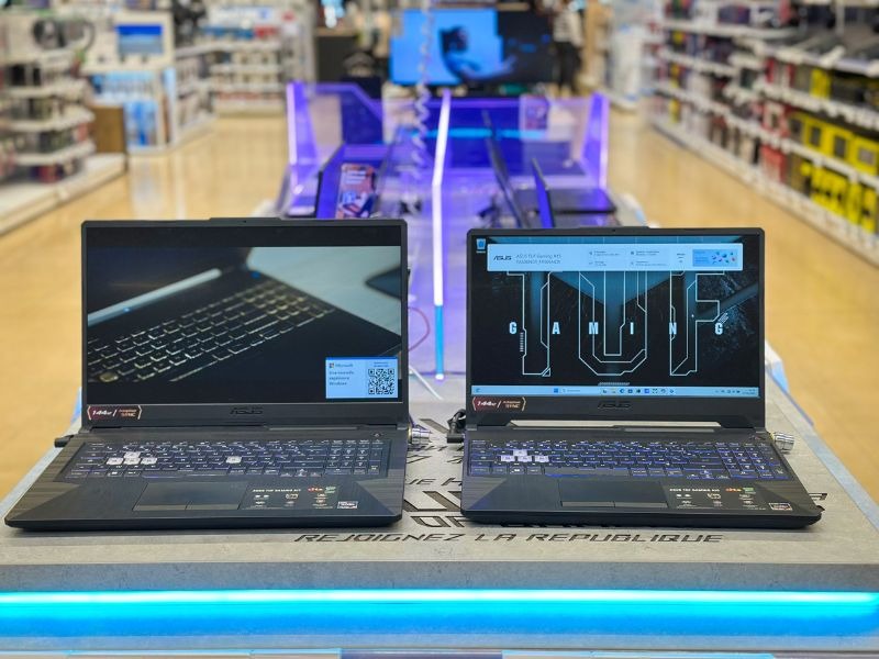 Les ordinateurs portables gaming  favori de la marque Asus au magasin Boulanger Avignon Le Pontet. Optez pour un PC portable gamer de chez Asus. La marque propose en effet un grand choix de gammes et de séries destinées à tous les usages, depuis la série TUF, parfaite pour débuter, jusqu'aux séries Scar, Zephyrus et Strix, incontournables sur le marché des gamers grâce à leurs processeurs surpuissants.