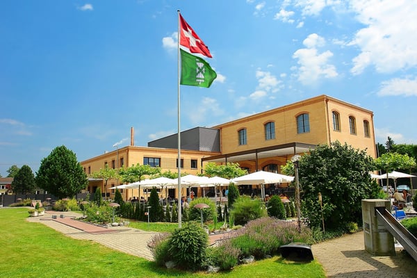 FREIHOF Biergarten mit Minigolfanalge