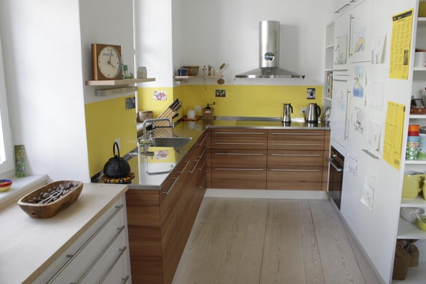 Kücheneinbau aus verschiedenen Hölzern, kombiniert mit lackierten Möbeln