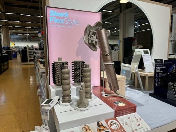 Présentoir Fer multi style Shark Flex style 
dans votre magasin boulanger montigny.
