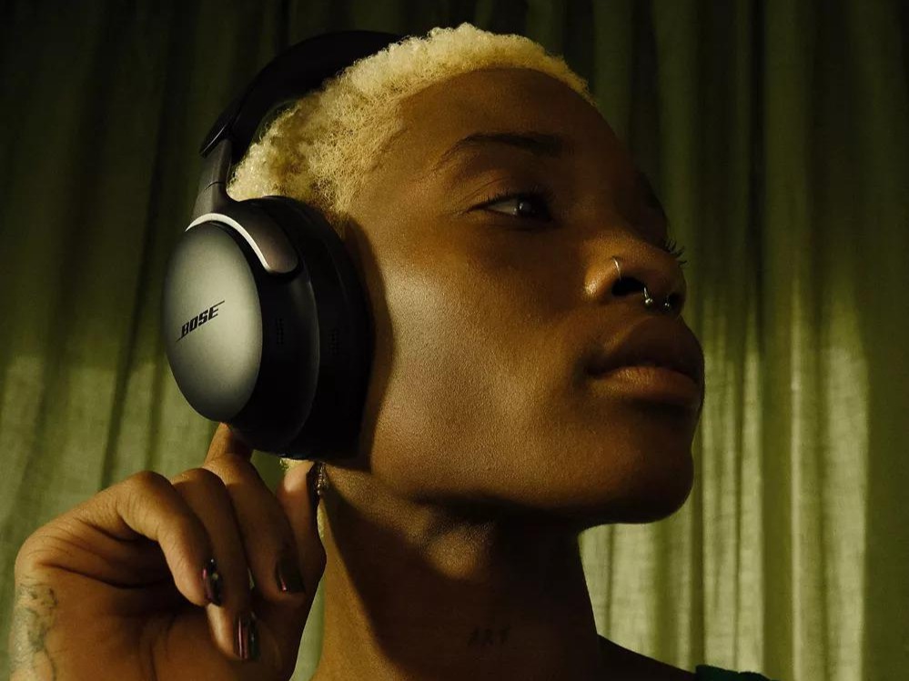 Femme portant un casque  audio Bose QC Ultra Headphone Noir