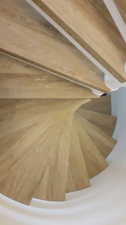 Offenliegende Treppe mit Vinyl