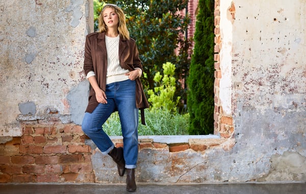 Woman is wearing a plus size casual outfit from Cato Fashions.