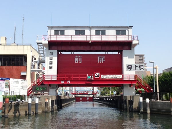 「下町のパナマ運河」。水門が上がる際の水しぶきで、虹が見えることもあるのだとか♪※扉の色はグレーに変更されています