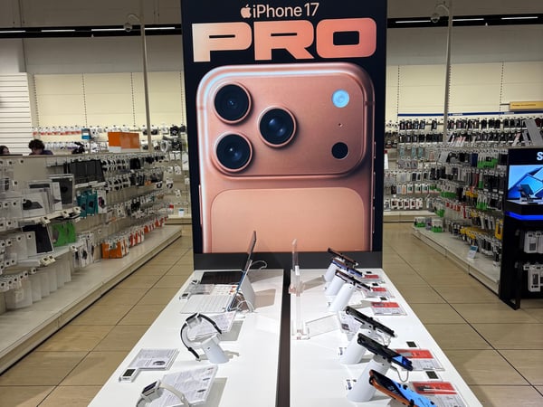 Exposition des IPhone et appareils Apple mis à votre disposition dans votre magasin Boulanger Bourges - Saint-Doulchard.