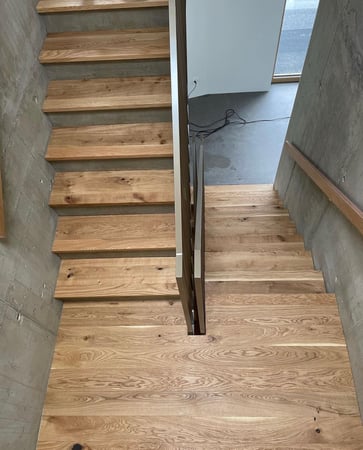Escalier fabriqué en lames de parquet