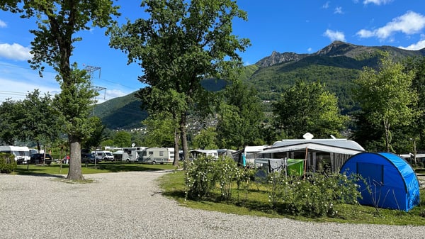 Campingplatz direkt im Grünen mit herrlicher Aussicht und trotzdem zentral gelegen. Perfekt für schöne Wandertouren, Klettertouren, Fahrradtouren und Canyoningabenteuer.