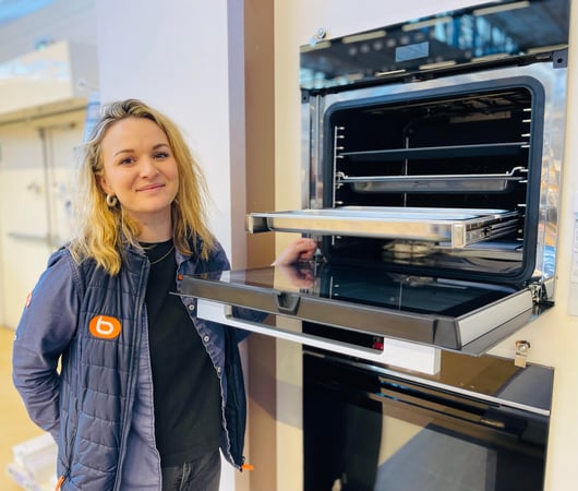 Enola, vendeuse électroménager spécialiste fours, lave vaisselle, table de cuisson, hotte , lave linge, sèche linge MIELE