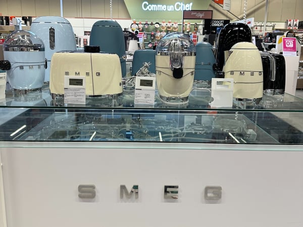 Découvrez l’univers SMEG – Boulanger Orléans Saran
Plongez dans le design et l’élégance à l’italienne avec notre espace SMEG.
Retrouvez les incontournables de la marque : réfrigérateurs rétro, petit électroménager coloré (grille-pain, bouilloire, robot…), et appareils encastrables alliant style et performance.

📍 À découvrir en magasin, au cœur du rayon électroménager, chez Boulanger Orléans Saran.