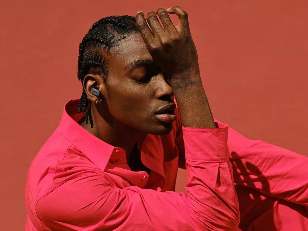 Homme qui écoute de la musique avec des écouteurs Bose QC Ultra Earbuds Noir
