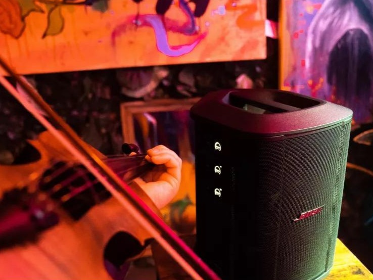 Violon branché sur l'enceinte sono Bose S1 Pro+ pour un concert