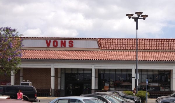 Vons Store Front Picture at 18439 Ventura Blvd in Tarzana CA