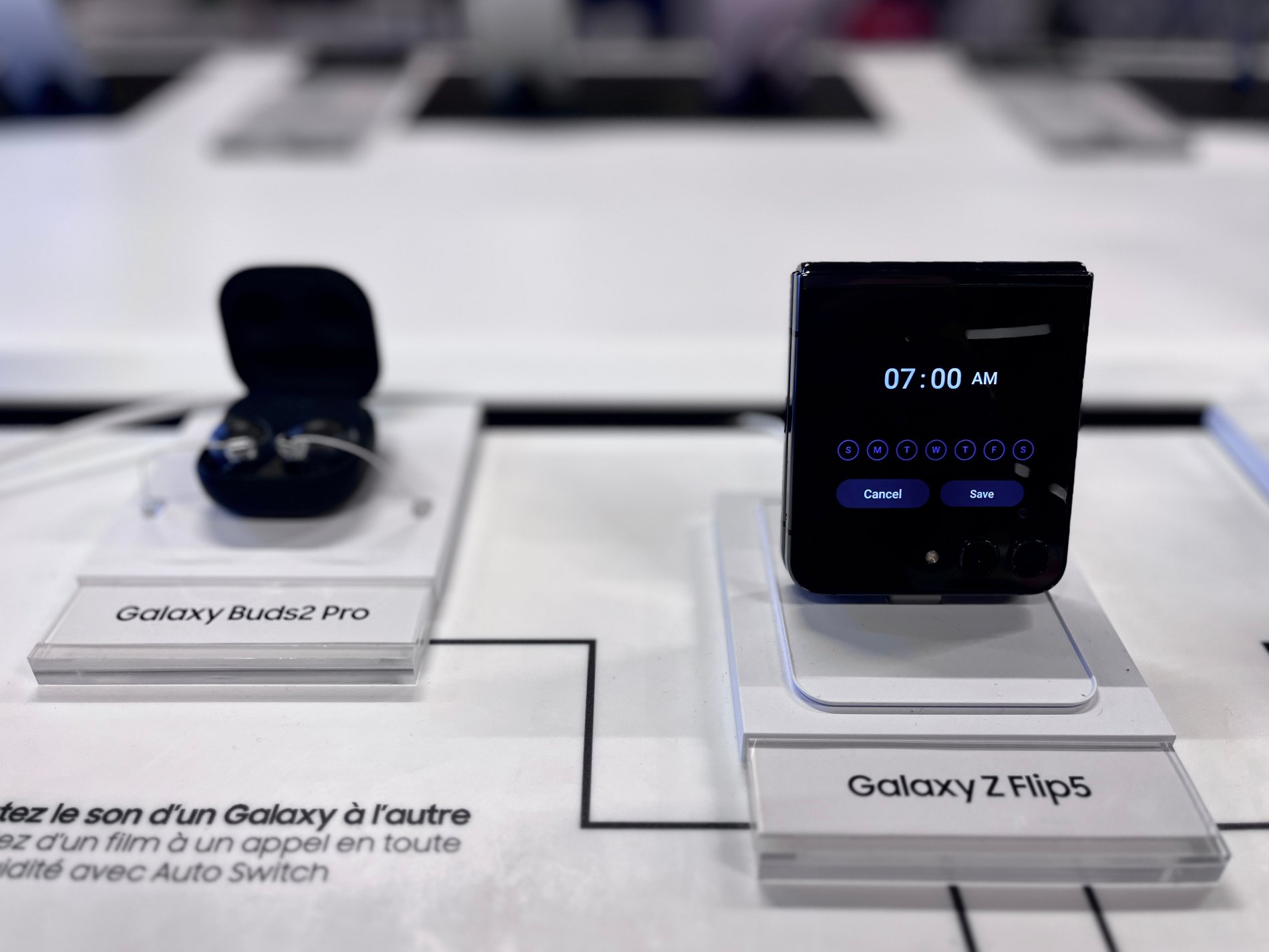 Ecouteurs Galaxy Buds Samsung et Téléphone Z Flip 5 au sein du magasin Boulanger Aix-en-Provence proche de Puyricard, Venelles, Pertuis, Eguilles et Salon de Provence