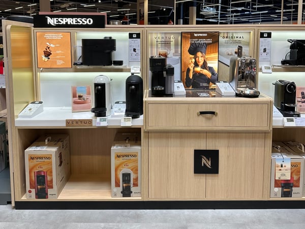 ☕ Rayon Nespresso – Boulanger Orléans Saran
Plongez dans l’univers du café de qualité avec notre rayon Nespresso chez Boulanger Orléans Saran.
Découvrez une large sélection de machines à café Nespresso, capsules Nespresso originales et compatibles, et de nombreux accessoires café pour enrichir votre expérience.

Que vous soyez amateur d’expresso, de lungo ou de café gourmand, trouvez la machine Nespresso faite pour vous : compacte, design, avec ou sans mousseur à lait, ou encore le système Nespresso Vertuo pour un café plus généreux.

📍 À retrouver dans le rayon petit électroménager de votre magasin Boulanger Orléans Saran.