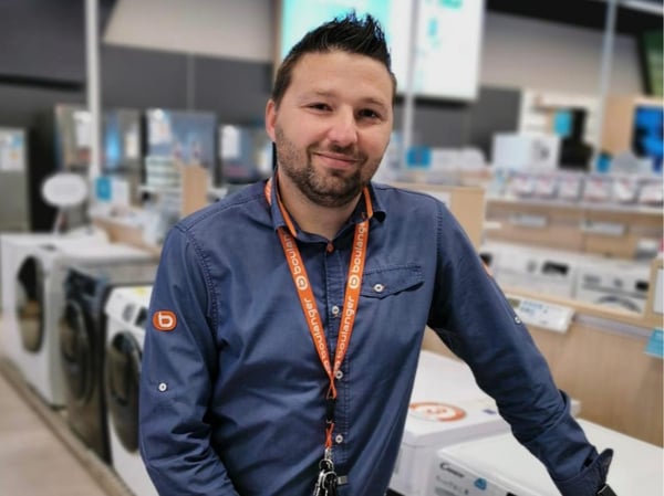 Photo de Eddy animateur commercial Boulanger Bourg-en-Bresse vous présentent les lave-linges hublot, top de marque Miele, LG, Samsung et Bosch