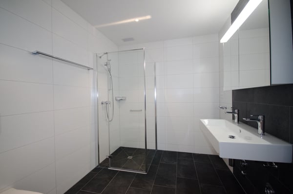 Plattenarbeiten auch im Badezimmer.