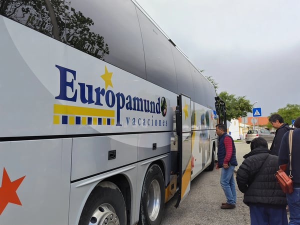 バスに乗り込む乗客