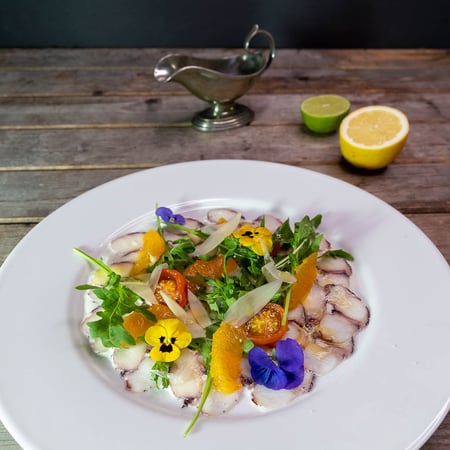 Saisonale Küche: Unsere Speisekarte bietet neben Klassikern auch saisonale, kulinarische Highlights. Auf dem Bild: Oktopus-Carpaccio mit Limonen-Dressing.
