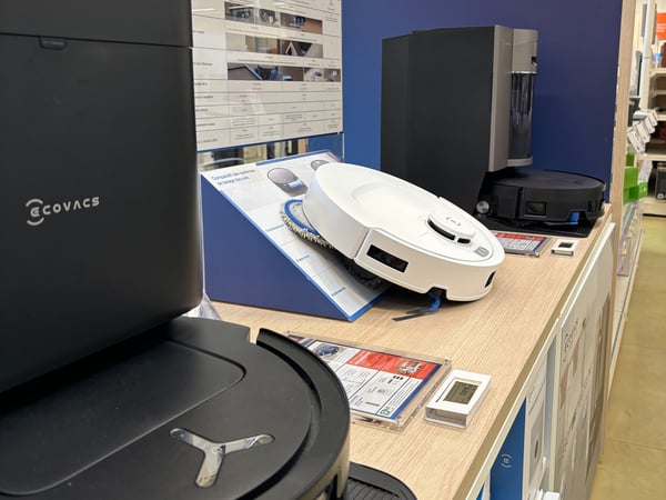 Boulanger Fenouillet Aspirateur robot Ecovacs avec leurs station sur leur stand